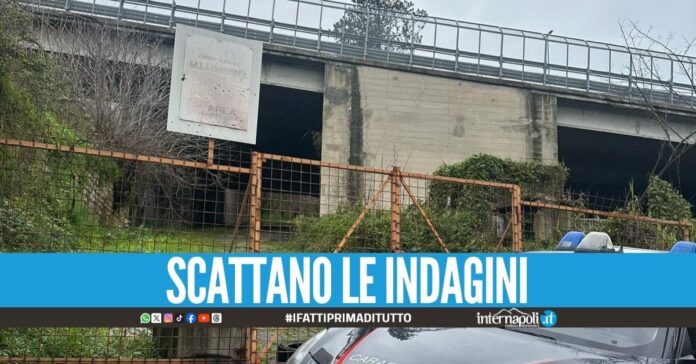 Sparano 21 colpi contro un segnale stradale a Napoli, mistero sui bossoli