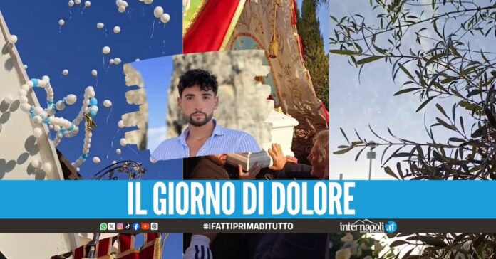 Fuochi d'artificio e palloncini all'uscita della bara di Luciano Capasso a Qualiano