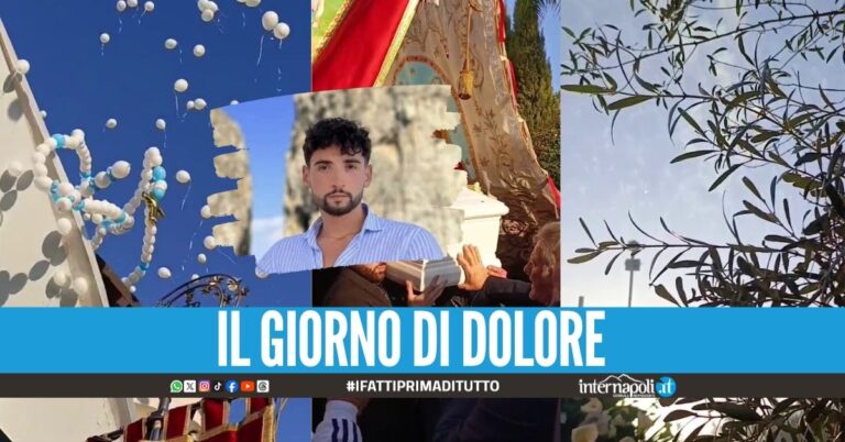 Fuochi d'artificio e palloncini all'uscita della bara di Luciano Capasso a Qualiano