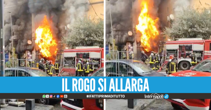 Incendio nella pizzeria Benvenuti al Sud a Secondigliano, in fiamme anche il gommista