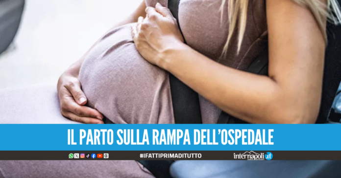 Incredibile parto a Sarno, bimba nasce in auto davanti al pronto soccorso