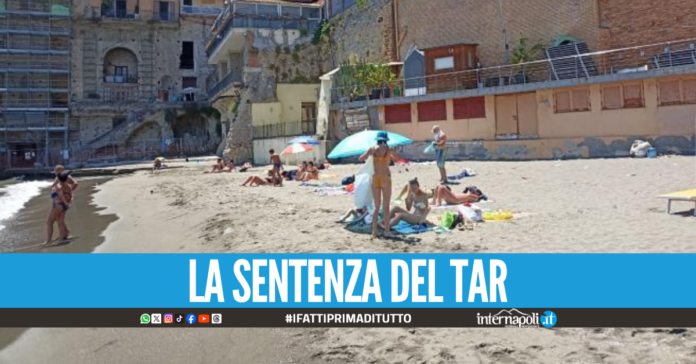 Spiagge libere a Posillipo, stop ai limiti di ingressi e di orario