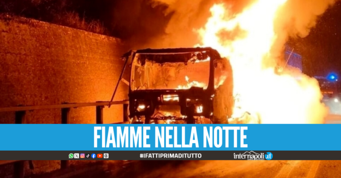 Tir in fiamme in un'azienda nel Napoletano, indagini in corso