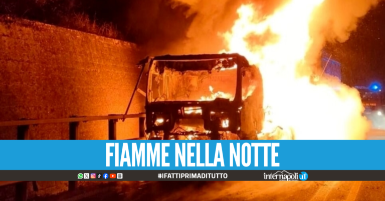 Tir in fiamme in un'azienda nel Napoletano, indagini in corso
