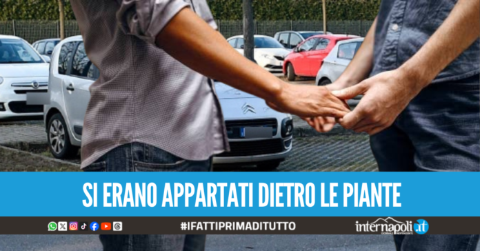 atti osceni uomini centro commerciale afragola