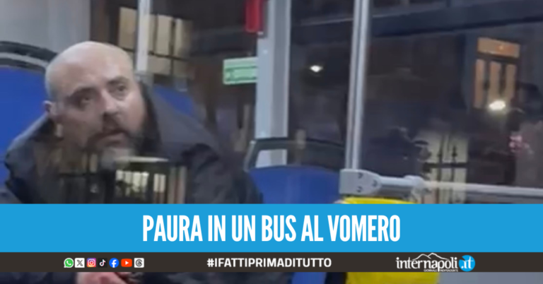 Donna accoltellata in un bus al Vomero, aggressore bloccato: ha rischiato il linciaggio