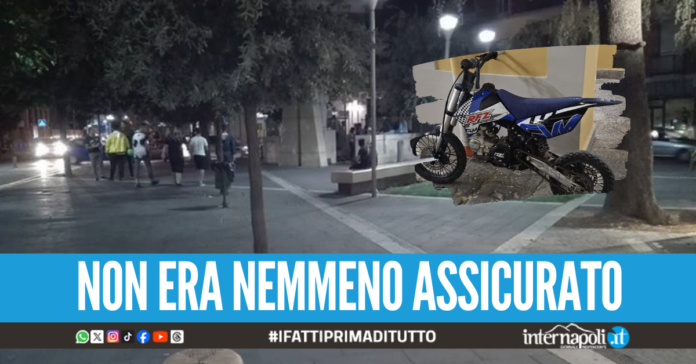 Paura in piazza Gramsci a Giugliano, 14enne sfreccia tra la gente sul motocross senza targa