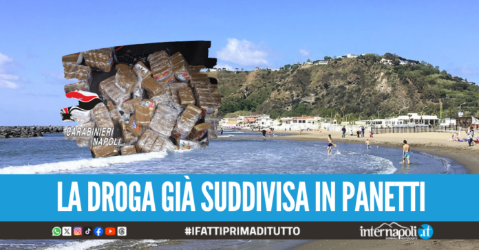 Una busta con più di 2 kg di hashish in spiaggia a Bacoli, la scoperta dei carabinieri