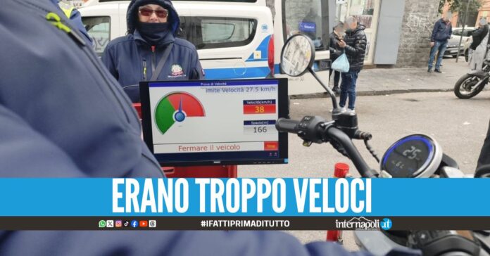 Controlli sulle bici e sui monopattini elettrici a Napoli, scattano i sequestri