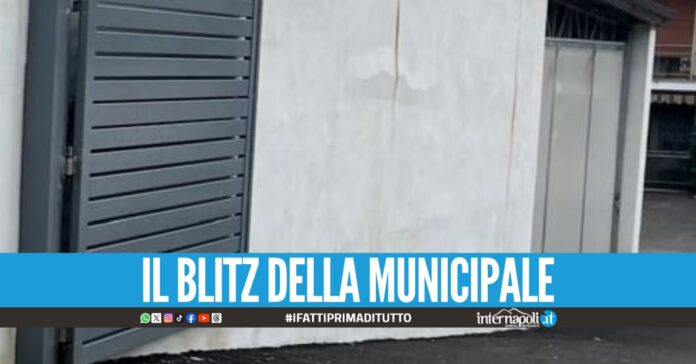 Manufatto abusivo sequestrato a Pianura, c'era anche il cancello scorrevole