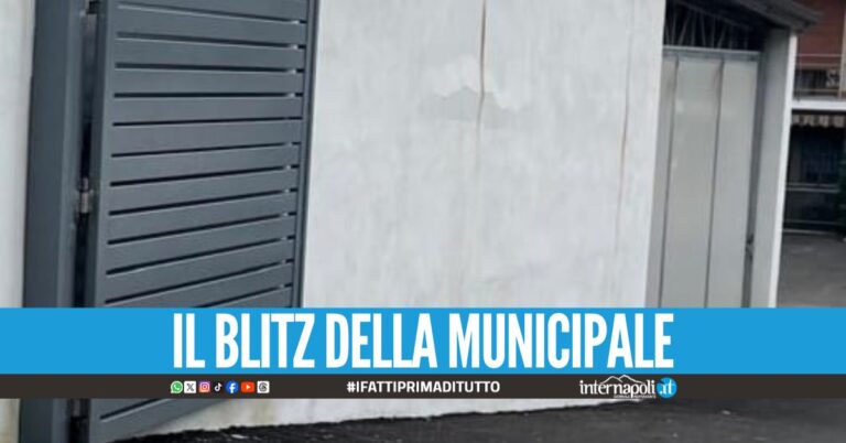 Manufatto abusivo sequestrato a Pianura, c'era anche il cancello scorrevole