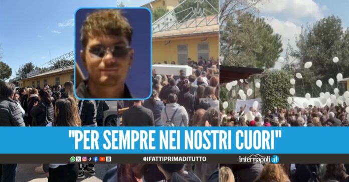 Applausi e palloncini bianchi ai funerali di Giuseppe Lucarelli, dolore a Villaricca