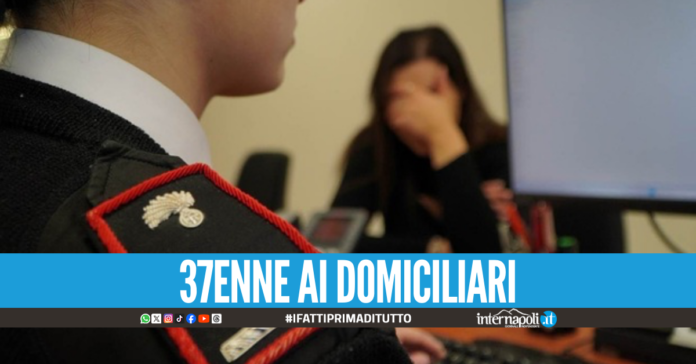 La picchia con la padella e morde la moglie davanti al figlio, arrestato nel Napoletano