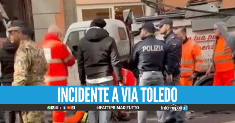 Malore alla guida in via Toledo, conducente Asia si schianta contro un palo