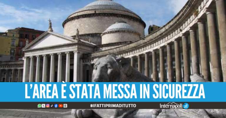 Paura in Piazza del Plebiscito a Napoli, crolla una pietra dal colonnato della Basilica