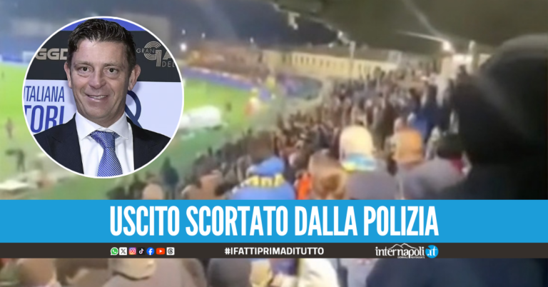 Rocchi aggredito dai tifosi allo stadio, gli hanno lanciato anche banconote