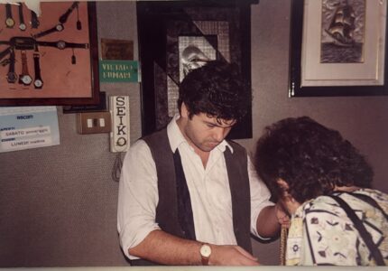 Angelo Abbatiello agli esordi della sua professione di orologiaio e orafo