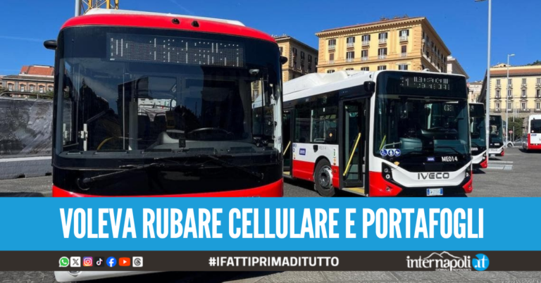 Tentato scippo con aggressione alla turista sul bus a Napoli, arrestato 37enne