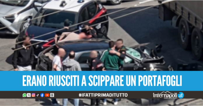 Rapina e fuga folle in via Gianturco, banditi si schiantano contro un tir durante l'inseguimento