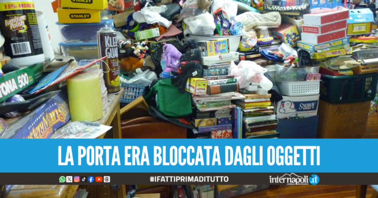 Accumulatrice seriale muore soffocata in casa dai suoi pacchi