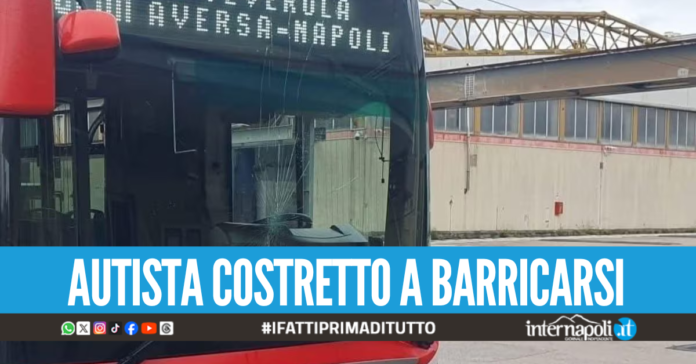 Spacca il vetro del bus a Melito, voleva passare per primo nella strada stretta