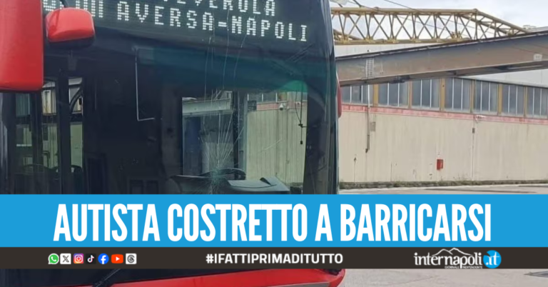 Spacca il vetro del bus a Melito, voleva passare per primo nella strada stretta