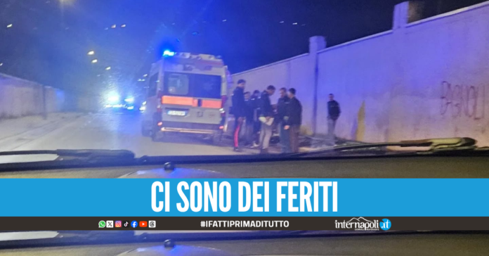 Grave incidente a Bagnoli, auto perde il controllo e si schianta contro un palo