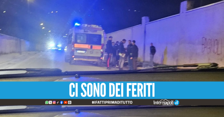 Grave incidente a Bagnoli, auto perde il controllo e si schianta contro un palo