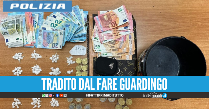 Beccato con droga e contanti sul pianerottolo, 43enne in manette alle Case Nuove