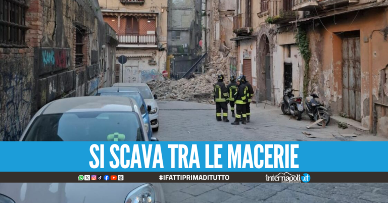 Crolla palazzo nella notte a Napoli, famiglie sgomberate