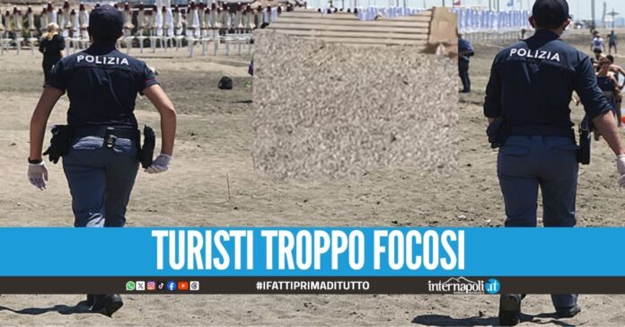 Beccati a fare sesso in spiaggia, i passanti filmano la scena hot