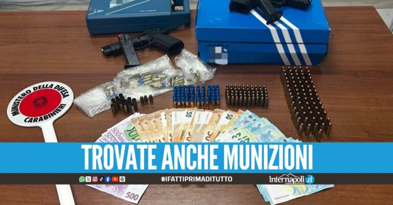 Operazione dei Carabinieri nel corso della serata di ieri a Casal di Principe, dove un 37enne del posto, già noto alle forze dell’ordine, è stato arrestato al termine di una perquisizione domiciliare e dovrà rispondere di detenzione illegale di armi comuni da sparo e relativo munizionamento. L’attività è stata condotta dai militari della locale Stazione, con il supporto di un’unità cinofila proveniente dalla Stazione Carabinieri P.M. dell’A.M. di Grazzanise. Durante il controllo all’interno dell’abitazione, i militari dell’Arma hanno rinvenuto, occultata nell’armadio della camera da letto, una pistola calibro 9x21 con caricatore inserito e nove colpi. Dagli accertamenti successivi, l’arma è risultata provento di furto denunciato il 15 novembre 2025 presso la Stazione dei Carabinieri di Varcaturo (NA). Nel prosieguo della perquisizione, nella tavernetta, all’interno di un forno, i militari hanno inoltre rinvenuto e sequestrato una pistola a salve semiautomatica, priva del tappo rosso e con matricola abrasa, oltre a circa 200 munizioni di vario calibro — tra cui .38 Special, 7.65 GFL, 7.65 Parabellum e 9 mm Luger. Sequestrata anche la somma in contanti di 5.810 euro, ritenuta di dubbia provenienza. Al termine delle formalità di rito, l’uomo è stato dichiarato in arresto e trasferito presso la casa circondariale di Santa Maria Capua Vetere, dove resta a disposizione dell’Autorità Giudiziaria.