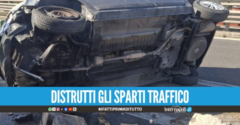 Rocambolesco incidente a Napoli, auto ribaltata sulla carreggiata