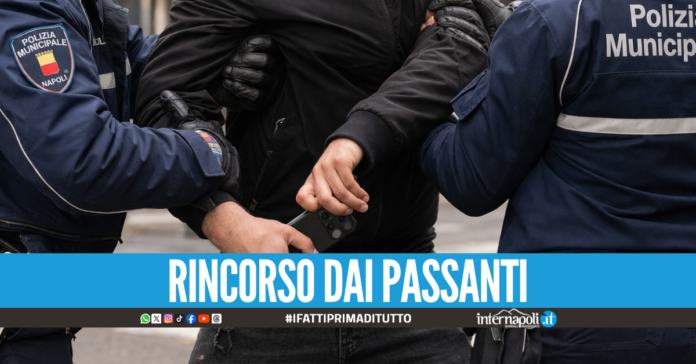 Scippo dello smartphone a Napoli, 30enne ferisce due agenti durante la fuga