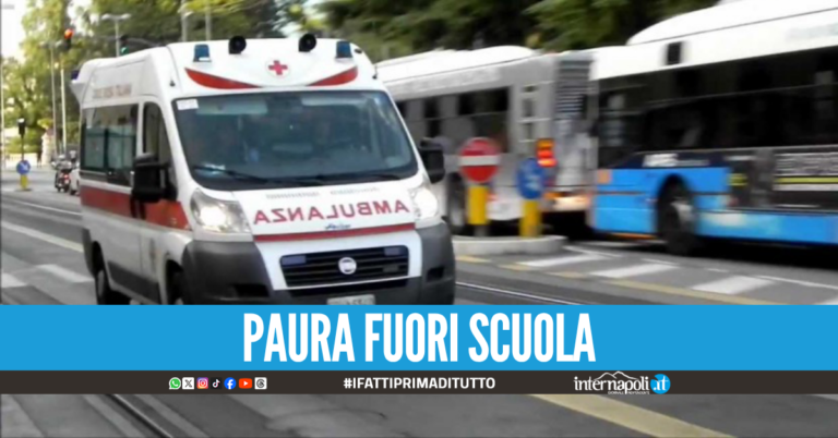 Paura a Torre del Greco, due studenti investiti sulle strisce fuori scuola