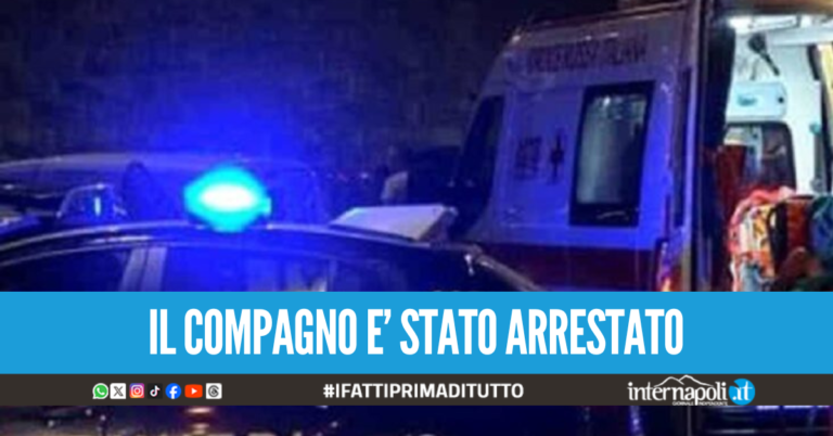 Follia a Napoli, colpisce alla testa compagna con uno smartphone: lei ha in braccio la loro figlia