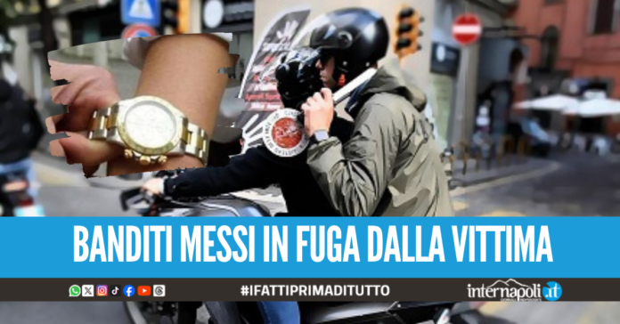 Tentano lo scippo al turista in centro a Napoli, lui reagisce e si riprende l'orologio
