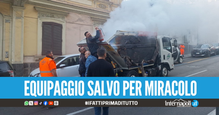 Paura a Napoli, mezzo dell'ASIA prende fuoco per un mozzicone gettato nel vano rifiuti