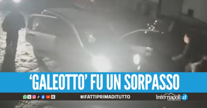 Notte di follia a Nola, per sfuggire al linciaggio travolgono l'auto degli aggressori