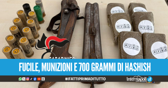 Barricato in casa a Licola con droga e fucile a canne mozze, arrestato dopo il blitz