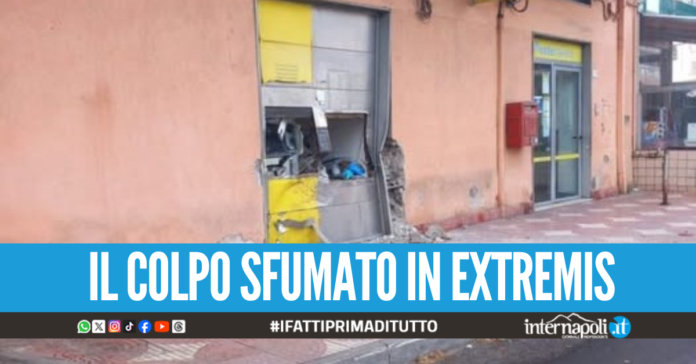 Assalto notturno al bancomat, banditi sradicano lo sportello col carro attrezzi