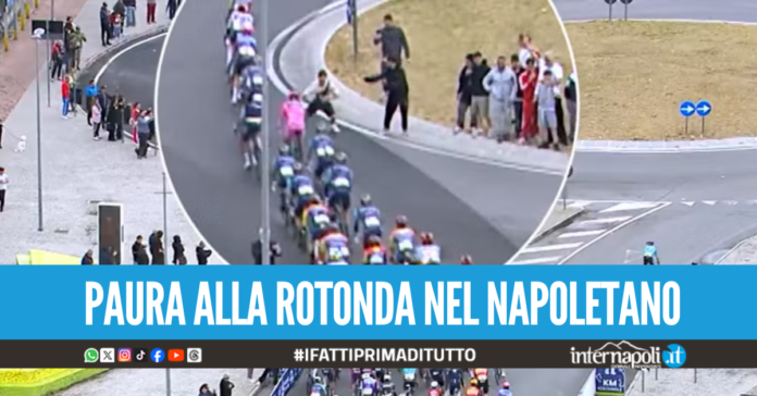 Rischiano di far cadere i ciclisti, paura durante la tappa Potenza-Napoli del Giro d'Italia