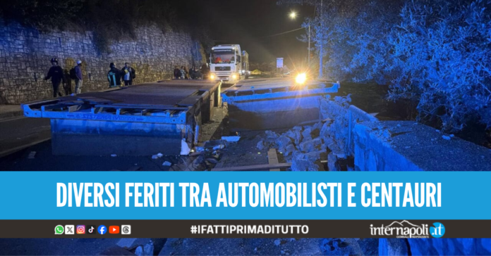 Inferno nella notte sulla Statale Sorrentina, tir perde blocchi di cemento e travolge auto e scooter