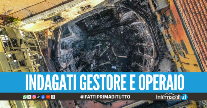 Incendio al Teatro Sannazaro, le fiamme forse partite dagli attrezzi lasciati vicino al palco