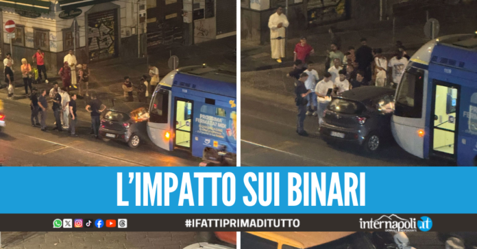 Grave incidente a Napoli, auto in corsa si scontra con il tram