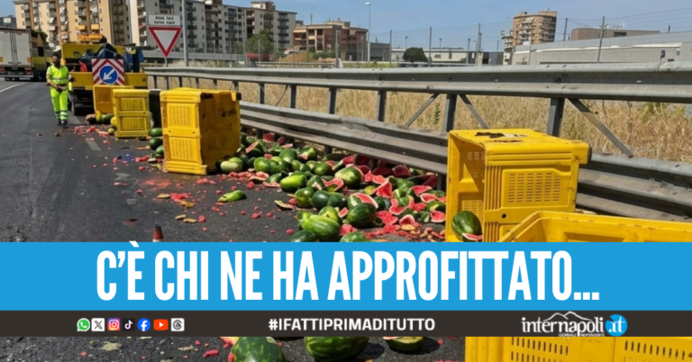 Camion perde le angurie in autostrada, sulla Salerno-Reggio Calabria il "remake" di 'O Trerrote