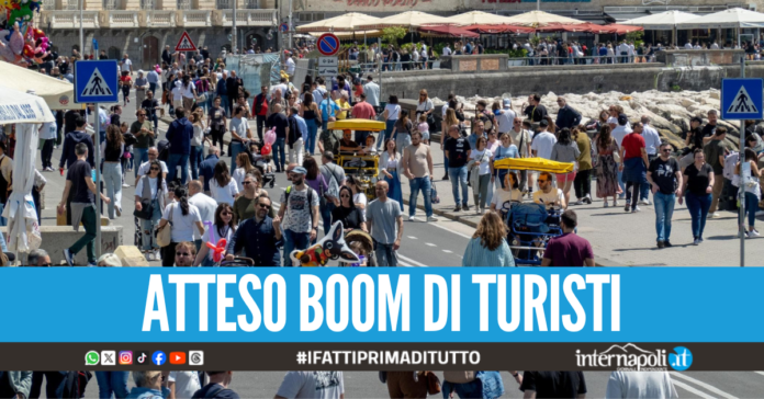 In arrivo quasi 700mila turisti a Napoli per il ponte del 2 giugno, potenziati i servizi in città