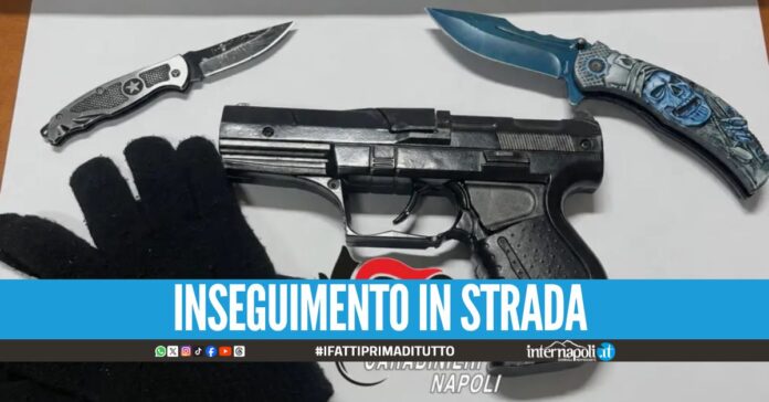 Girava in strada con la pistola giocattolo, 22enne arrestata a Marano