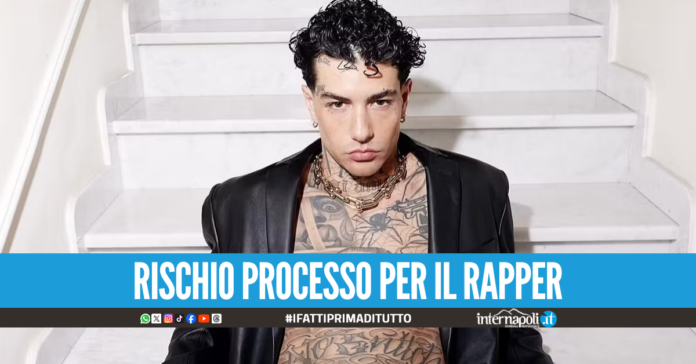 Tony Effe accusato di rissa e danneggiamenti in un locale, rischia il processo