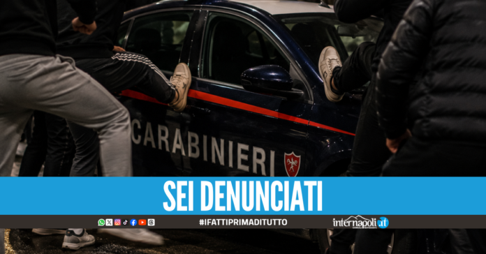 Baby pusher arrestati a Scampia, l'auto dei carabinieri accerchiata e presa a calci
